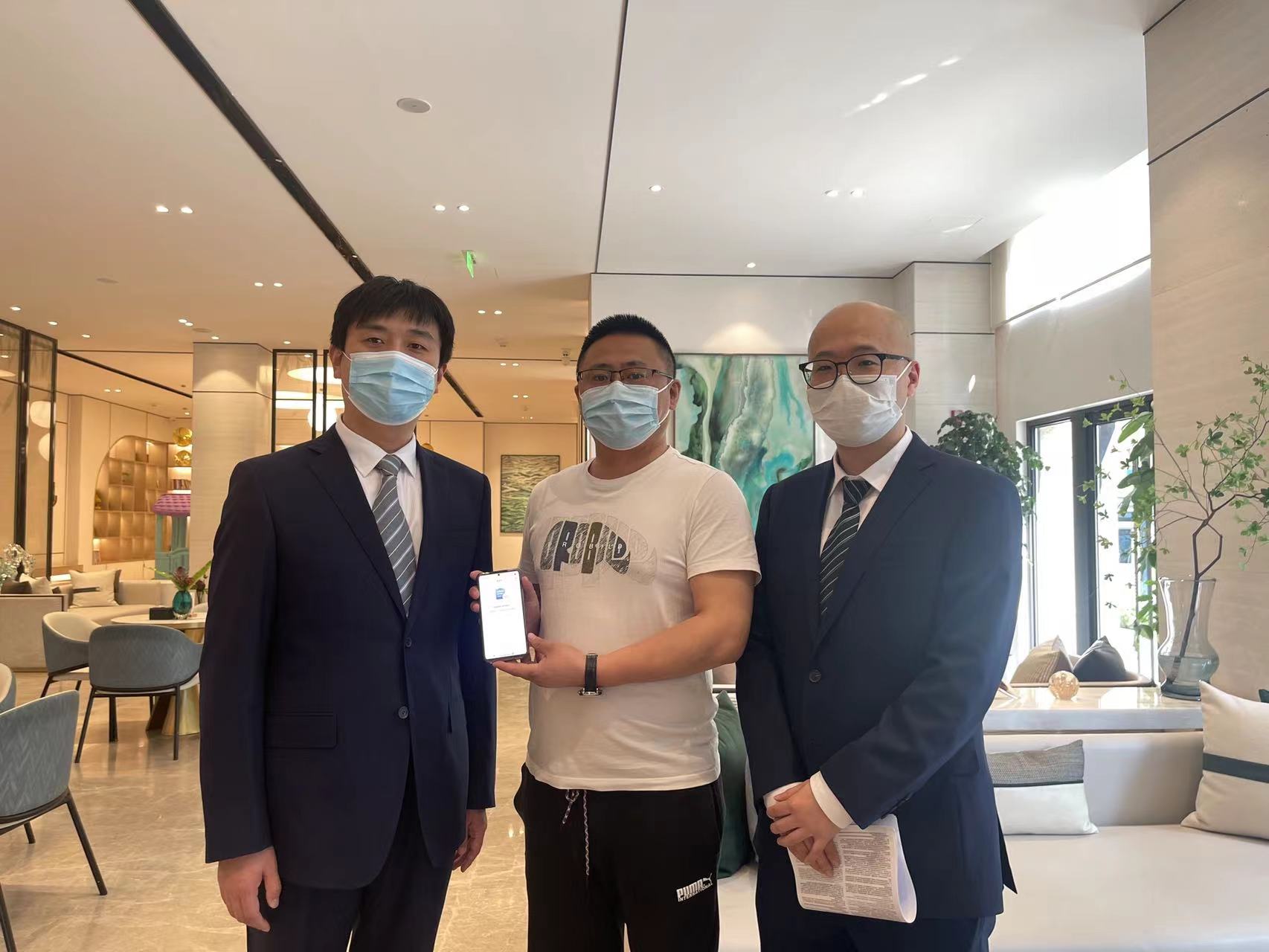 1650764200189071104.jpg 齐鲁银行客户经理上门为客户办理公积金租房贷.jpg