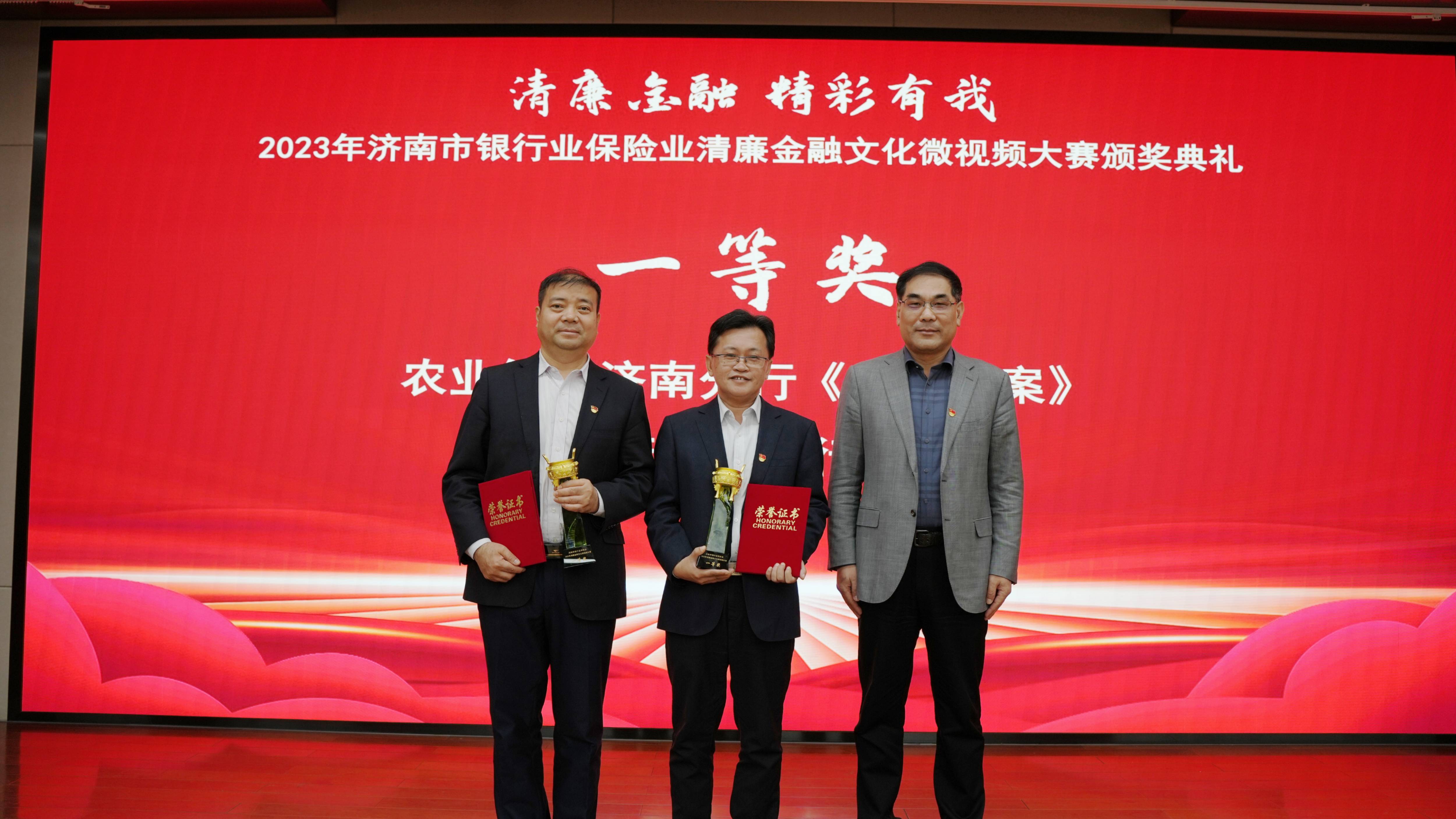一等奖颁奖.jpg