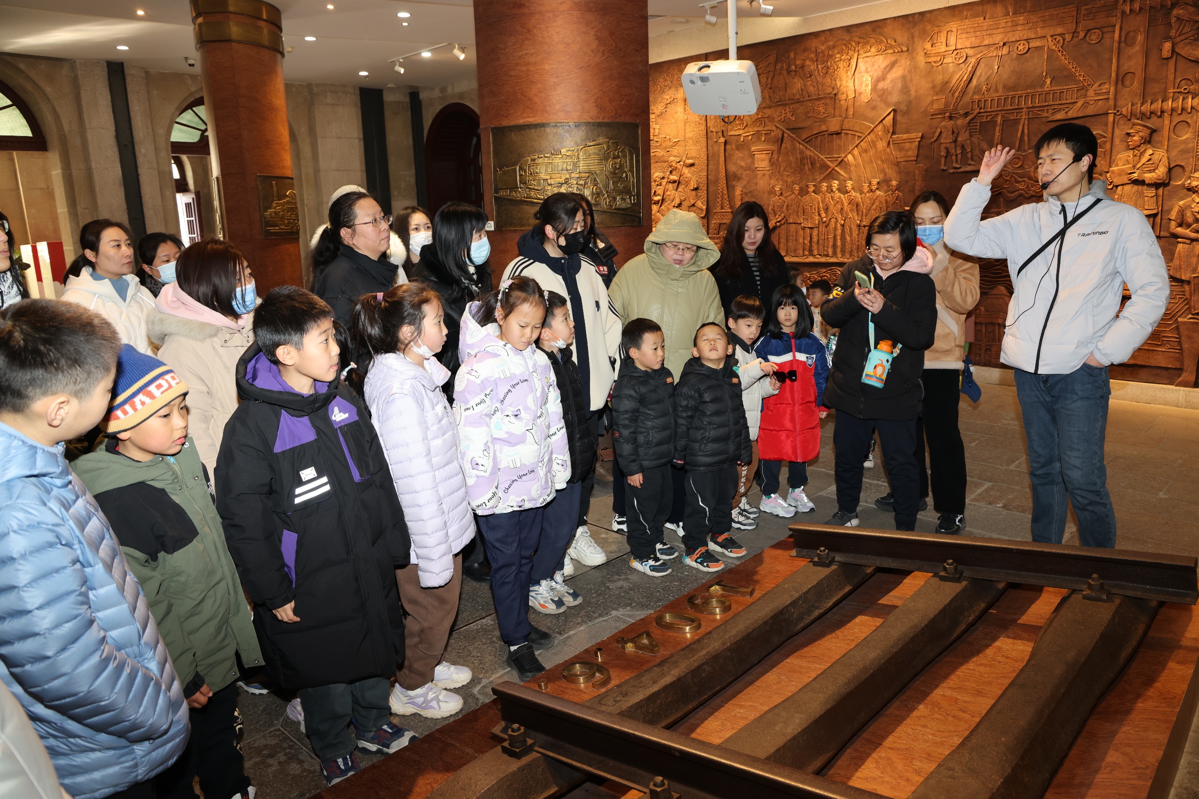 农行济南天桥支行组织“三月芳菲 巾帼芳华”三八节活动 (2).jpg